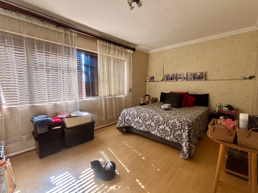 2 Bedroom Property for Sale in Goodwood Central Western Cape